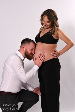 Фотосесія вагітної з чоловіком у фотостудії в Ірпені