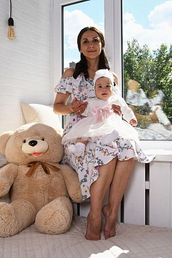 Сімейна фотосесія. Мама з донькою у фотостудії в Ірпені