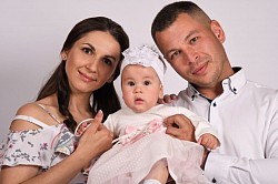 Молода сім'я з дитиною на фотосесії у студії в Ірпені